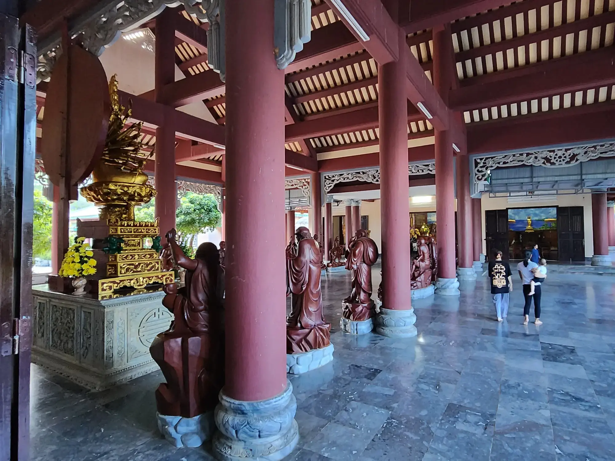 Linh Ung Pagoda - Main hall