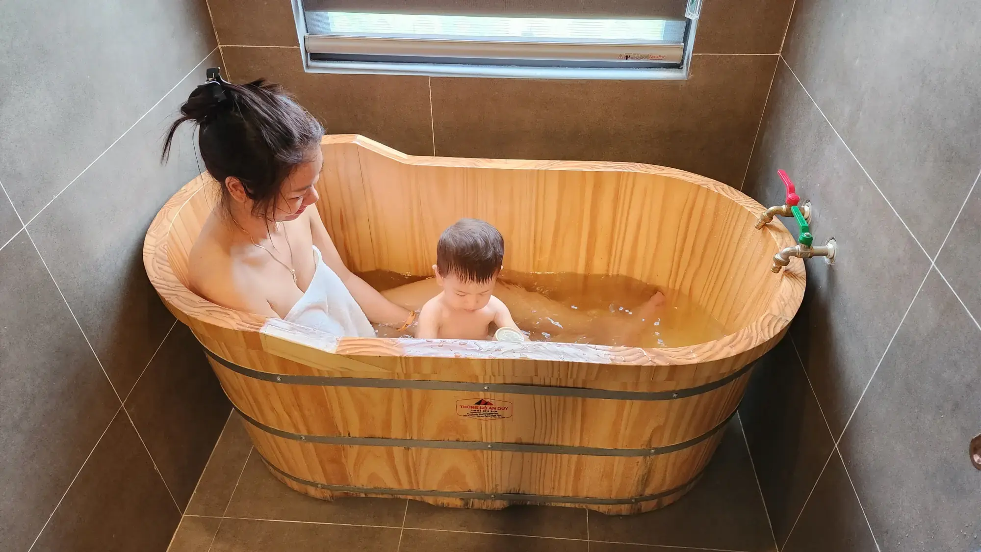 S Plus Bungalow wooden bathtub