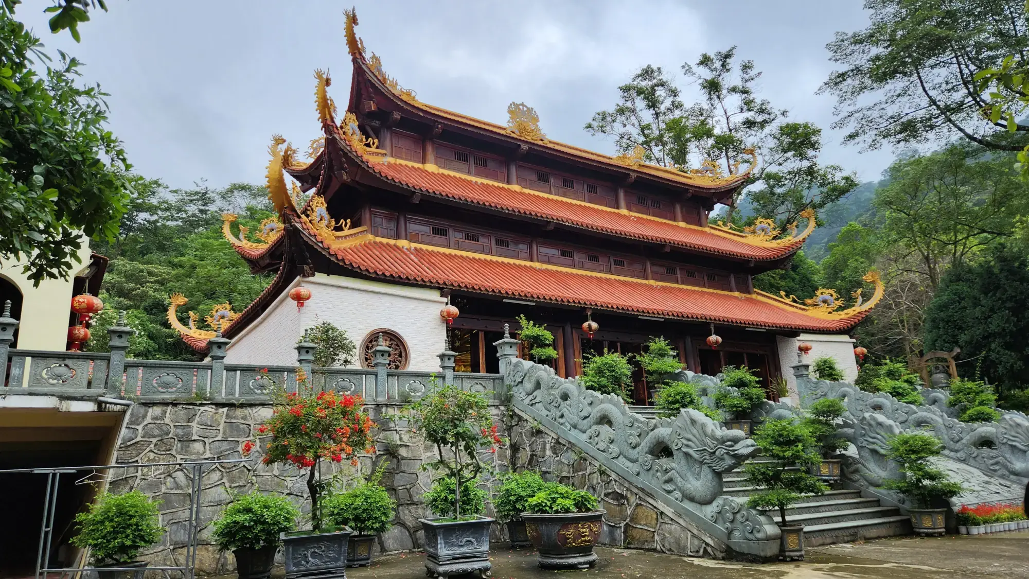 Tan Vien Pagoda - temple on the hill